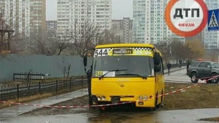 В Киеве вооруженный мужчина угнал маршрутку