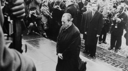 Канцлер ФРГ Вилли Брандт в Варшаве (возле памятника защитникам Варшавского гетто) при подписании Договора о нормализации отношений с ПНР. 7 декабря 1970 года