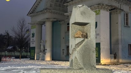 Скульптура высечена в камне
