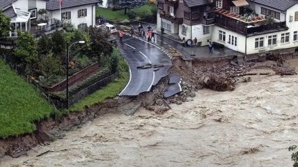 Уже более сотни человек стали жертвами наводнения в Германии: новые видео с места бедствия
