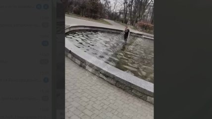 "Сразу видно - бывший космонавт": апрельское купание в фонтане в Киеве насмешило сеть (видео)
