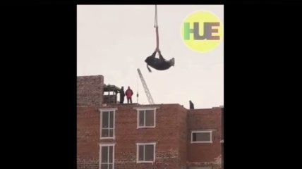 Связали за ноги и подняли краном на высоту 20 м: жертвоприношение на стройке в Казахстане попало на видео