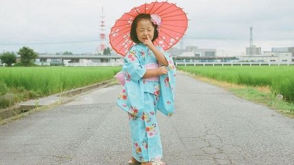 Маленькая японка, которая рассмешит вас своими забавными снимками