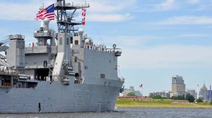 Десантный корабль США USS FortMcHenry входит в Черное море