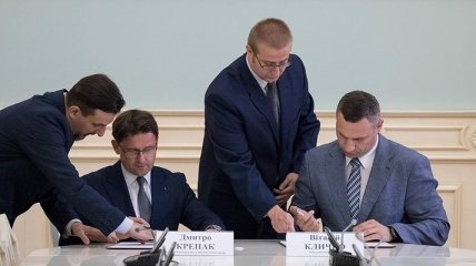Кличко подписал договор о развитии безналичных расчетов в Киеве