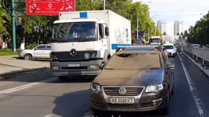 В Киеве под машиной "Volkswagen" взорвался люк