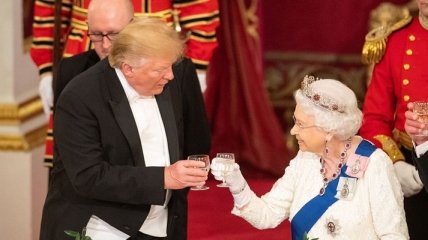 Дональд Трамп оконфузился перед королевой Елизаветой II