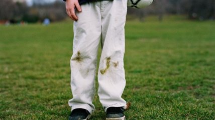 Благодаря этим советам вы сможете удалить пятна от травы с одежды
