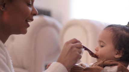 Признаки того, что ребенок не готов к твердой пище: доктор Комаровский дал несколько советов родителям 