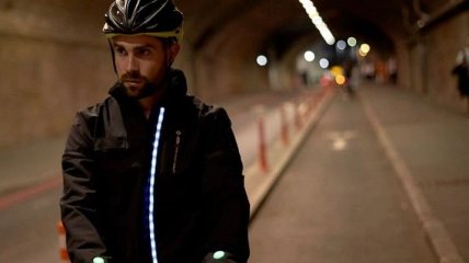 Ford разработала эмодзи-куртку с экраном для велосипедистов
