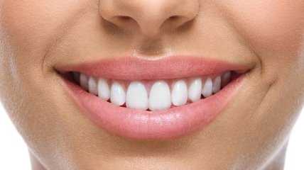 Стоматологи рассказали, как отбелить зубы в домашних условиях