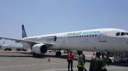 Самолет Daallo Airlines экстренно сел в Сомали из-за взрыва на борту