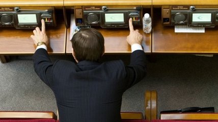 Янукович подписал закон о персональном голосовании 