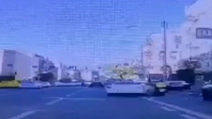 В сеть попало резонансное видео, как водитель намеренно сбил курьера на скутере в Киеве