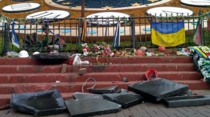 В Киеве разбит памятник Героям Небесной Сотни: фотофакт