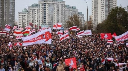 Протестующие в Минске на ходу сломали водомет, которым пытались их разогнать: момент попал на видео