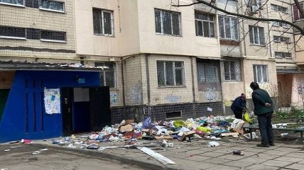 "Жизнь с чистого листа". Одессит выбросил все вещи из квартиры прямо из окна (видео)