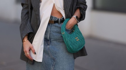 Сумка-хобо від Miu Miu — одна з найпопулярніших моделей