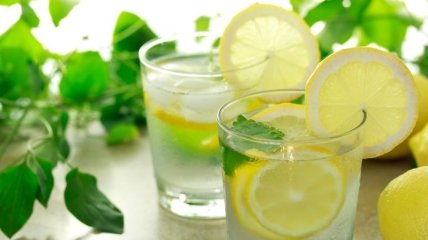 Почему нужно начинать утро со стакана воды с лимоном