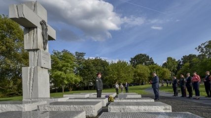 Порошенко почтил память жертв Волынской трагедии в Варшаве 