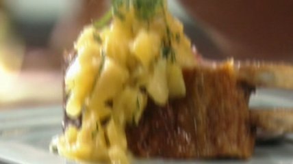 Ягнячьи ребрышки с ананасово-мятным соусом