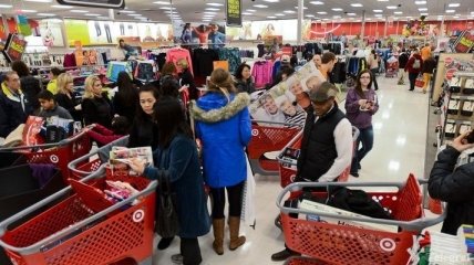 Американцы штурмуют магазины в "черную пятницу"