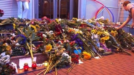 Украинцы приходят под посольство Нидерландов со свечами и цветами