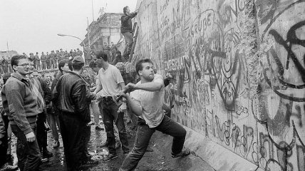 Google посвятил Doodle юбилею падения Берлинской стены (Фото)