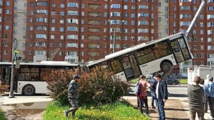 В Питере автобус с пассажирами "взлетел" на столб: видео момента
