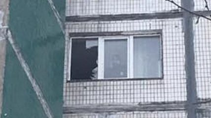 В Киеве мужчина пытался проникнуть в квартиру через окно и сорвался с высоты (фото)