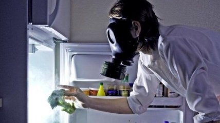 Избавиться от запаха в холодильнике можно с помощью активированного угля