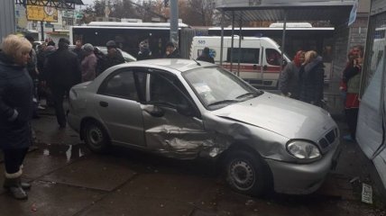 В Киеве авто въехало в магазин, чуть не раздавив женщину с ребенком