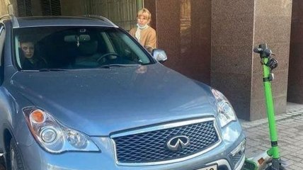В Киеве авто сбило девушку на самокате. За рулем могла быть топ-чиновница Минюста