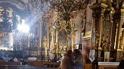 Скандал з кліпом Жадана та Соловій отримав продовження: ЛГБТ-пари приходять цілуватися до церкви у Львові