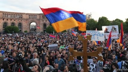 В Ереване протестующие вновь собрались на площади Республики