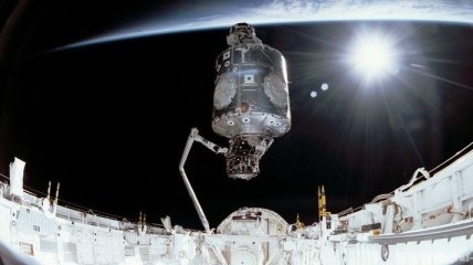 Астронавты из США ремонтируют МКС в открытом космосе