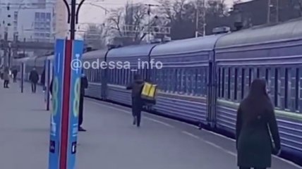 Доставка в поезд на ходу: в сеть попало забавное видео с курьером в Одессе