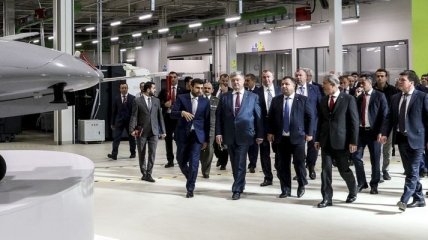 Порошенко в Турции посетил завод по производству БПЛА