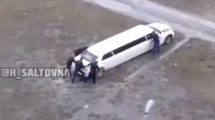 В Харькове лимузин застрял в грязи (Видео)