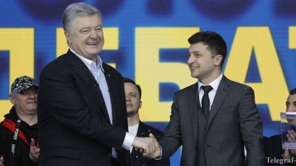 Порошенко пришел на сцену Зеленского и пожал руку оппоненту