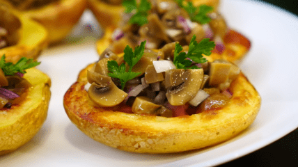 Картофельные лодочки с маринованными грибами и беконом: рецепт сытной закуски на Новый год (видео)