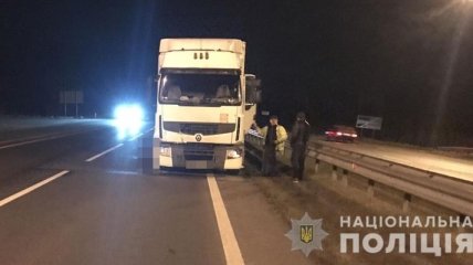 Погиб под колесами: В Житомирской области задержали водителя грузовика