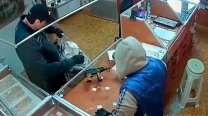 Неизвестные ограбили ювелирный магазин на Буковине