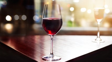 Сухе вино допомагає у роботі серця і навіть уповільнює старіння