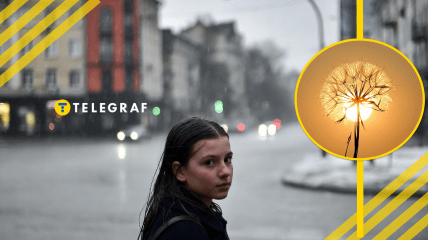 Девушка на улице зимой во время дождя