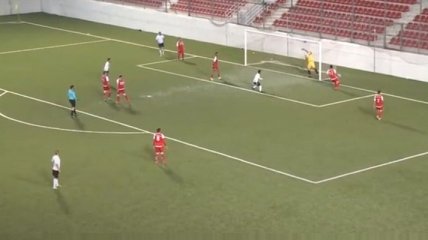 Футболист на последней минуте забил победный гол ударом ножницами с нулевого угла (видео)