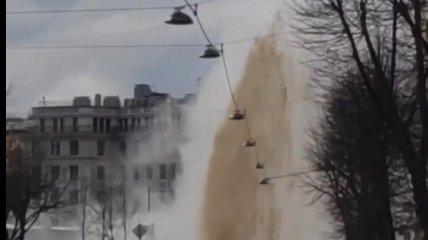 В центре Питера из-под асфальта начал бить фонтан высотой в дом (видео)