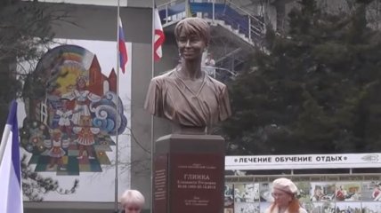 В оккупированном Крыму установили бюст "доктора Лизы", похитившей сотни украинских детей (видео)