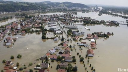 Наводнение продвигается на север Германии, затоплены города