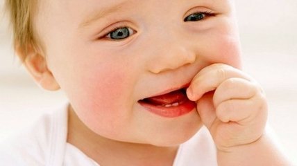 Что делать, если у детей режутся зубы?